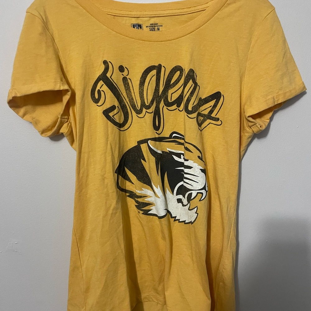 Juniors Medium University Mizzou Tigers Yellow Graphic Tee
